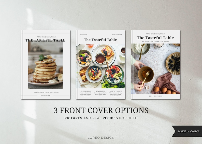 K&ouml;nnte beinhalten: Drei verschiedene Cover-Designs f&uuml;r ein Kochbuch mit dem Titel "The Tasteful Table". Jedes Cover zeigt ein anderes Lebensmittelbild: Pfannkuchen, eine Sch&uuml;ssel Obstsalat und eine Sch&uuml;ssel Suppe. Der Text "Rezepte f&uuml;r jeden Anlass" ist auf jedem Cover enthalten.