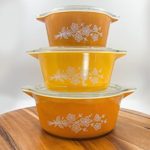 Conjunto de caçarola Pyrex Butterfly Gold de 3 peças, 473, 474, 475, completo com tampas