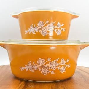 Conjunto de caçarola redonda Pyrex Butterfly Gold 2 peças, 473, 475, completo com tampas