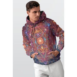 Puede incluir: Una sudadera con capucha con un diseño geométrico vibrante en tonos de rojo, morado, naranja y azul. El intrincado patrón cubre toda la prenda, incluida la capucha y las mangas. La sudadera tiene un cordón negro y un bolsillo delantero.