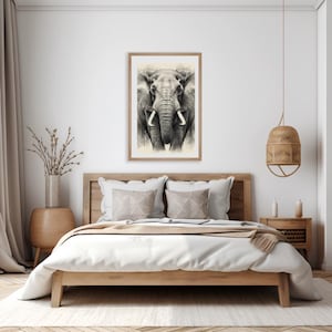 Puede incluir: Un boceto a lápiz enmarcado de un elefante, que muestra una vista frontal detallada de la cara y los colmillos del animal. La obra de arte está en un marco de madera natural, ideal para la decoración del hogar. Los rasgos del elefante están meticulosamente representados.