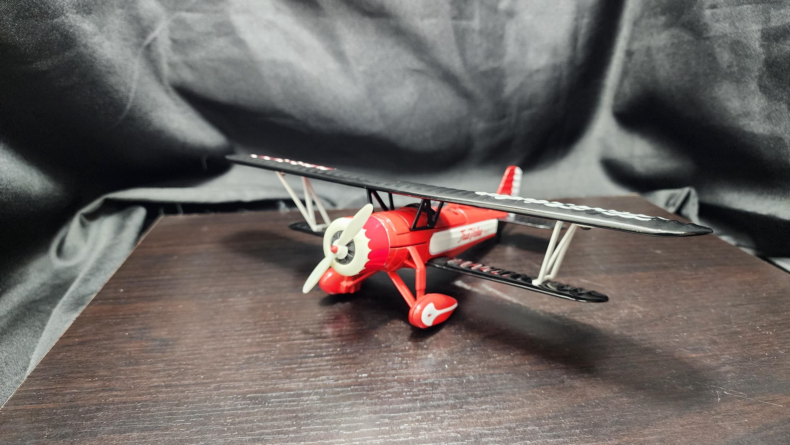 Vintage 1996 - Ertl 1:38 Scale Diecast Bank 1931 Stearman Airplane  display picture 1