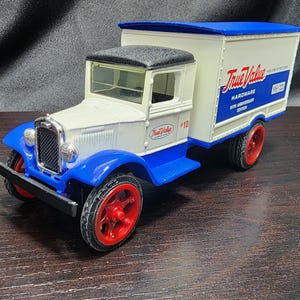 Vintage 1991 - Ertl 1:34 Scale Diecast Bank 1931 Hawkeye Delivery Truck - True Value