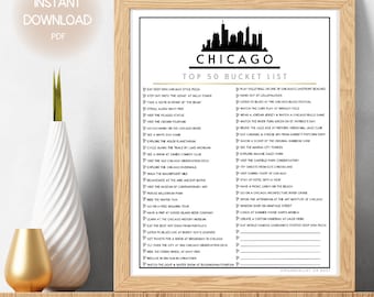Könnte beinhalten: Eine druckbare Checkliste mit 50 Dingen, die man in Chicago, Illinois, tun kann. Die Checkliste ist in Schwarzweiß gehalten und zeigt oben eine Schwarzweißillustration der Skyline von Chicago. Die Checkliste enthält Aktivitäten wie das Essen von Deep-Dish-Pizza, den Besuch des Art Institute of Chicago und eine Bootsfahrt auf dem Chicago River.