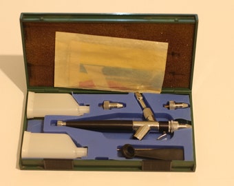 Kin Tchécoslovaquie vintage des années 1980 a fabriqué un pistolet à peinture aérographe, kit aérographe avec extras