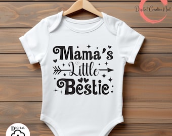 La pequeña Bestie de mamá SVGPNG, Bebé niña Svg, Camisa de niña Svg, Mamá's Girl Svg, Nuevo bebé Svg, Bebé divertido Svg, Hola mundo Svg Png Archivos de corte
