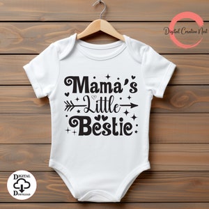 Mama's Little Bestie SVGPNG, Baby Girl Svg, Girl Shirt Svg, Mama's Girl Svg, Nieuwe Baby Svg, Funny baby Svg, Hallo wereld Svg Png Cutting Files