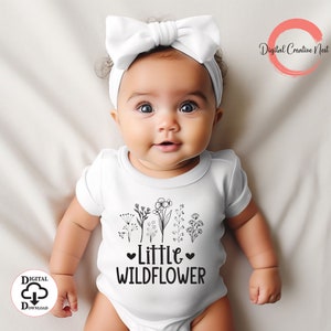 Pequeña flor silvestre svg png, camisa de flores silvestres, cita de bebé svg, mariposa svg, recién nacido svg, niño mamá svg, bebé divertido svg, niños flores silvestres SVG