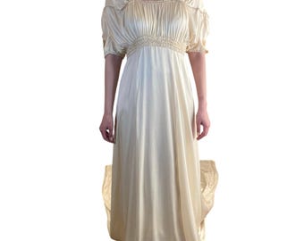 Vestido de novia de seda color marfil de la década de 1930, corte imperio, mangas de encaje y velo.