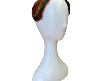 Vintage jaren 1950 fazantveren tovenaar iriserende retro cocktailhoed