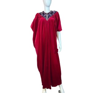 Y2K robijnfluwelen kaftan jurk met lovertjeshals, circa 2000, circa 2000