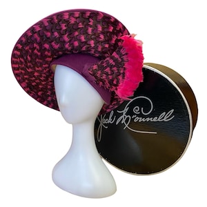 1960s Jack McConnell Tilt Hat – Fuchsia Velour w/ Feather Trim & Box Vintage Jack Mcconnell Fuchsia Feather Cloche Hat With  main image 4