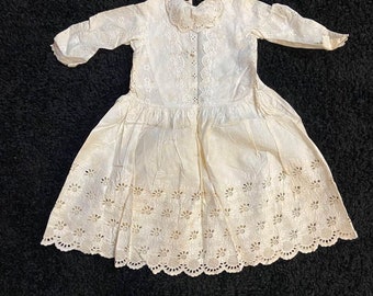 Antikes weißes Mädchenkleid von 1900 mit Unterkleid und Petticoat