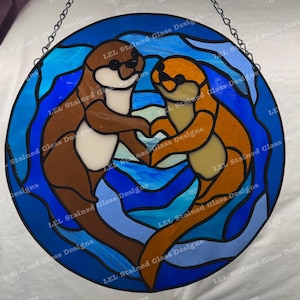 Padrão de vitral com duas lontras