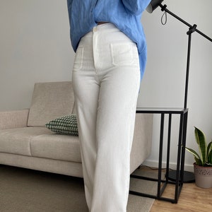 Made with a soft and durable corduroy, these pants provide maximum comfort throughout the day, whether in the office or on a relaxed outing.