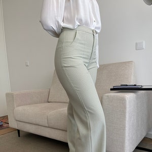Made with a soft gingham, these pants provide maximum comfort throughout the day, whether in the office or on a relaxed outing.
#High waist pants
#sustainableclothes
#Vichypants
#GinghamTrousers
#Gingham
#Vichy Trousers
#Vichy
#Gingham pants