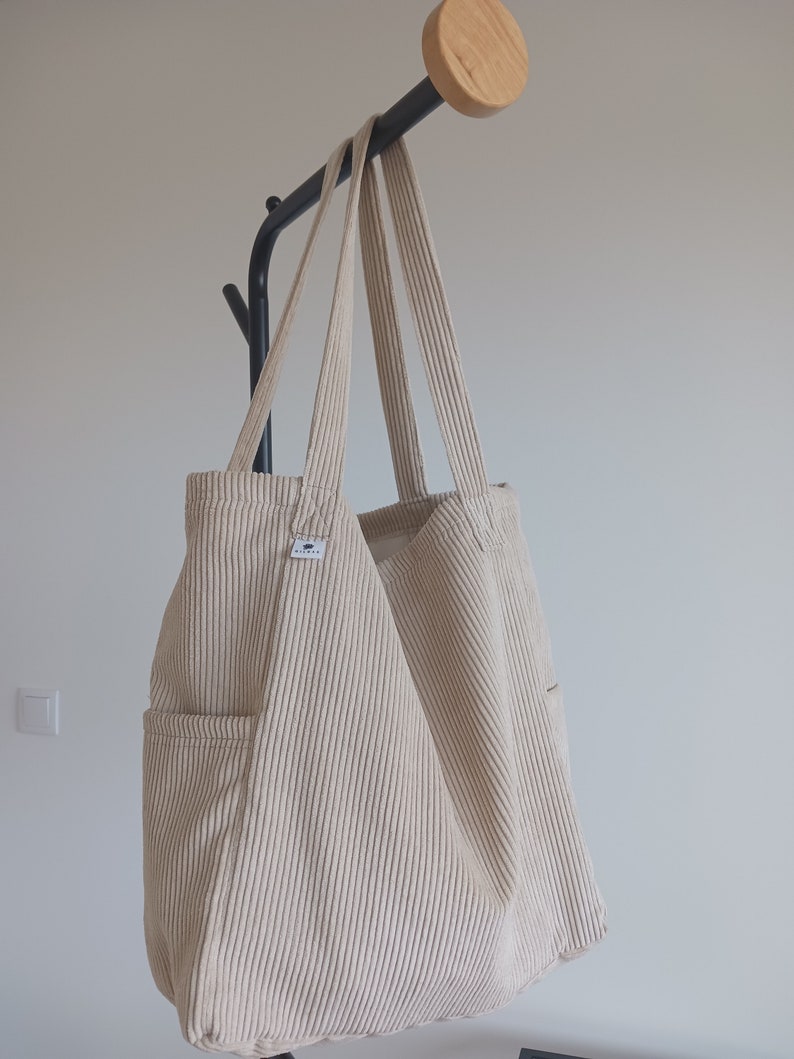 Dimensions: 43x35 cm
Material: High-quality corduroy fabric
The bag is lined 
Can be used to go shopping or for a more casual outing.  
Comfortable to carry on your shoulder or by hand.
*created with a lot of love*
#totebag #sacvelours #sacordinateur