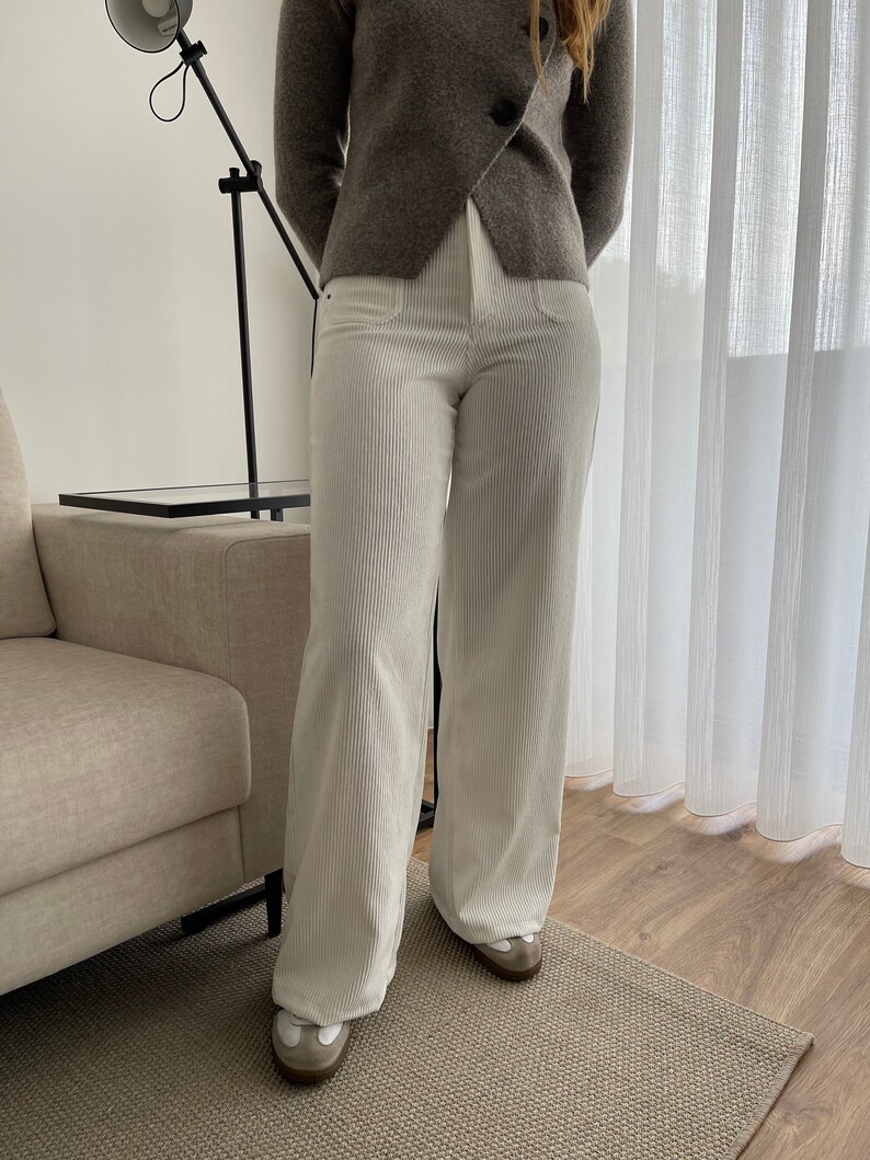 Made with a soft and durable corduroy, these pants provide maximum comfort throughout the day, whether in the office or on a relaxed outing.
#Highwaistpants
#corduroytrousers
#sustainableclothes
#CorduroyComfort
#KordHose
#corduroypants