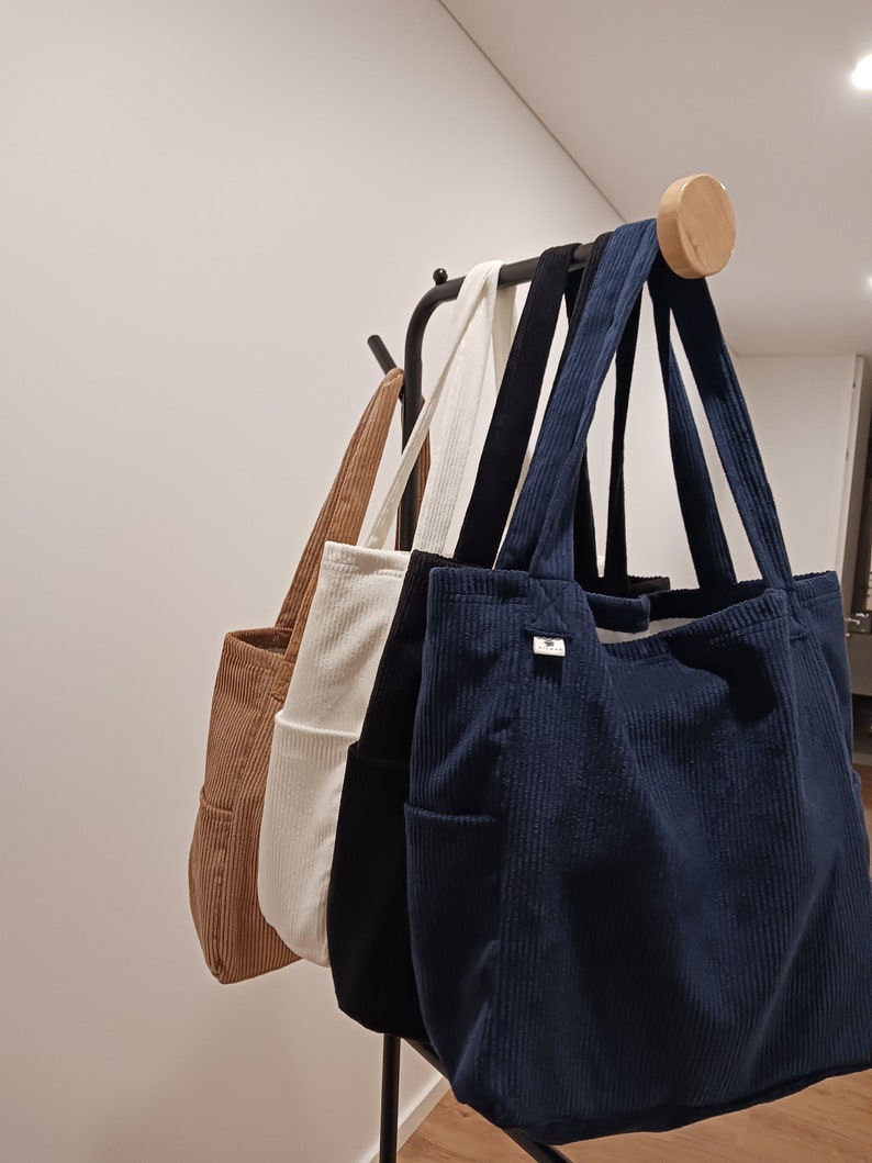 Dimensions: 43x35 cm
Material: High-quality corduroy fabric
The bag is lined 
Can be used to go shopping or for a more casual outing.  
Comfortable to carry on your shoulder or by hand.
*created with a lot of love*
#totebag #sacvelours #sacordinateur