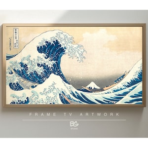 Könnte beinhalten: Ein gerahmter Druck eines japanischen Holzschnitts, der eine große Welle darstellt, die über drei Boote bricht. Die Welle ist blau und weiß, und der Hintergrund ist hellgelb. Der Text "神奈川沖浪裏" ist in der oberen linken Ecke des Drucks sichtbar.