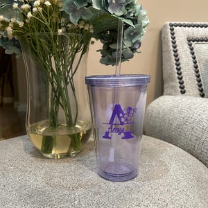 Copo personalizado com letras divididas florais
