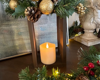 Adorno navideño y farolillo de acebo