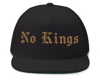 Cappello con visiera piatta (ricamato) No Kings