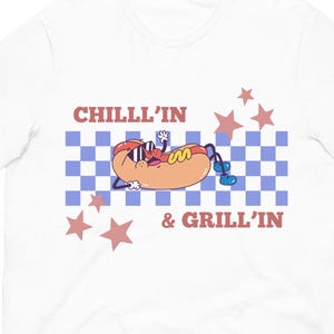 Camiseta Chillin and Grillin⎮Regalo del Día del Padre⎮Camiseta de parrilla⎮Barbacoa en el patio⎮Parrilla chilling⎮Rey de la parrilla⎮Maestro de la barbacoa⎮Caricatura de perrito caliente adorable