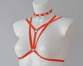 Rave oranje top met choker, choker met sterren, harnas-bh, oranje outfits, rave-accessoires, festivaloutfit, danstopje, festivalvrouwen