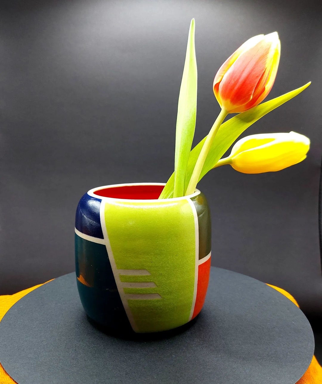 Handbemalte- selbst getöpferte Steinzeug bunte Bauhaustil Vase, modern individuell perfekt als Geschenk, Deko Highlight