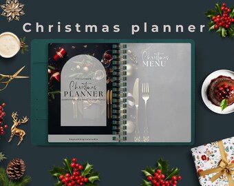 Może przedstawiać: Zielony planer w oprawie spiralnej z białym, matowym okładką. Na przedniej okładce znajduje się tekst "Your Ultimate Christmas Planner", a na tylnej okładce tekst "Christmas Menu". Planer jest otoczony świątecznymi ozdobami, w tym czerwonymi jagodami, szyszkami i ozdobami.