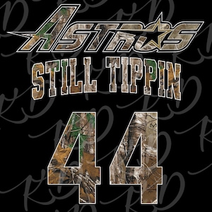 Könnte beinhalten: Schwarzes Grafikdesign mit dem Text "Astros Still Tippin" in einem Tarnmuster, mit der Nummer "44" im gleichen Muster. Das Design ist vor einem schwarzen Hintergrund.
