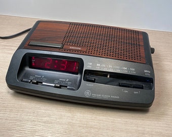 Vintage 1980 GE Dual Alarm Model 7-4621A 2 Band, Snooze, Alarm Clock Radio AM/FM Model. Works Great