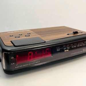 Vintage Emerson Alarm Clock AM/FM Clock Radio - Simulated Woodgrain Finish Retro Model