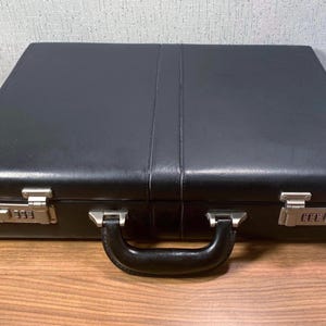 Porte-documents vintage, cadenas à combinaison d'origine Samsonite, cuir noir fabriqué aux États-Unis, rangement spacieux, avec poches à cadenas