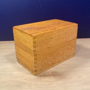 Scatola per ricette vintage in rovere, schedario in legno anni '50, scatola con cerniera in legno per arredamento da cucina retrò, scatola con cerniera in metallo con coperchio in legno a coda di rondine color teak