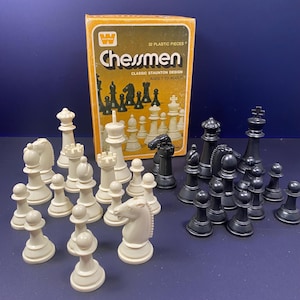 Vintage 1974 Chess Pieces: 32 Plastic Staunton Design