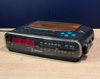 Radiobudzik Vintage Emerson | Imitacja słojów drewna, czerwony wyświetlacz LED