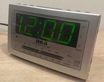 RCA multifunctionele dubbele wekker AM/FM-radio Model RP3703A Huis en wonen Woondecoratie Getest Werkt geweldig!