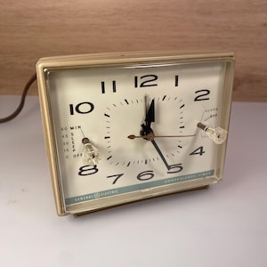 Vintage General Electric Bedside Alarm Clock & Timer Model 8109 – Retro USA Home Decor – Perfect for Collectors and Bedrooms