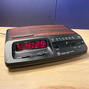 Vintage 1980 GE Dual Alarm Modell 7-4621A 2-Band, Snooze, Wecker Radio AM / FM Modell. Funktioniert Super
