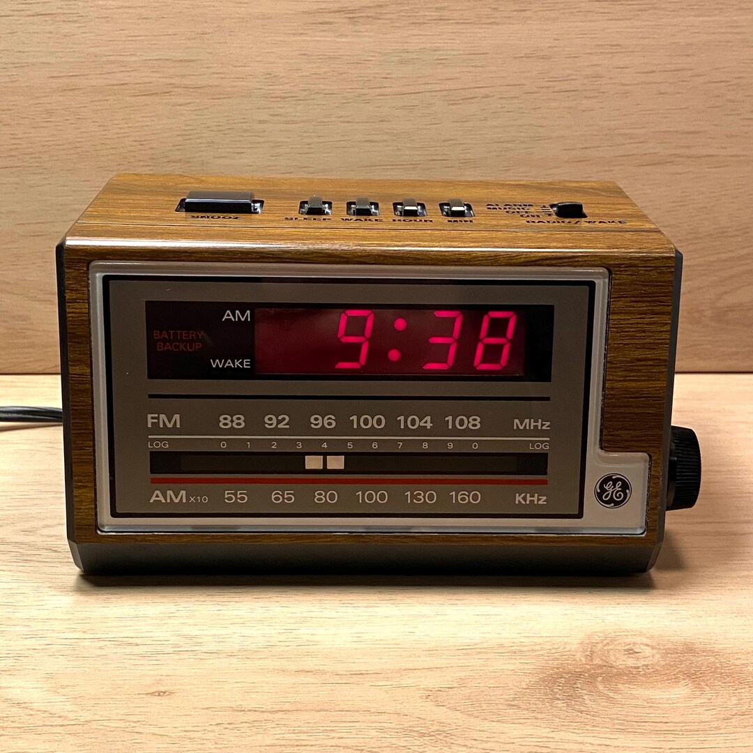 Vintage General Electric Table Top AM-FM Digital Alarm Clock Radio ...