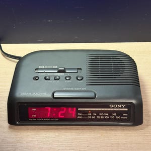 Radio-réveil Sony Dream Machine ICF-C25 AM/FM vintage noir | Affichage numérique rouge | Style rétro années 90