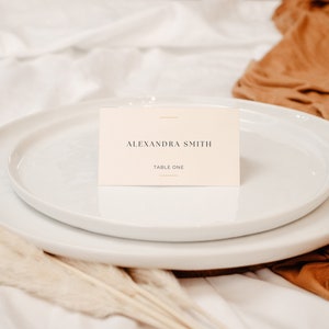 Modelo mínimo de cartões de lugar de casamento, cartão de lugar elegante bege, para impressão, editável, Canva Download INSTANTÂNEO