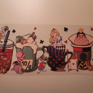 Könnte beinhalten: Ein klarer Aufkleber mit Illustrationen, die von Alice im Wunderland inspiriert sind. Das Design umfasst Bilder von Getränken, Teetassen und Charakteren wie Alice, dem Hutmacher und der Herzkönigin. Spielkartensymbole sind ebenfalls enthalten.