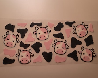 Op de afbeelding: Een vel met roze en zwarte koe stickers. De stickers tonen cartoon koe gezichten met gesloten ogen en roze neuzen. De stickers zijn perfect om een vleugje whimsy toe te voegen aan elk project.