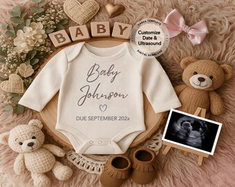 Könnte beinhalten: Ein cremefarbener Baby-Body mit dem Text "Baby Johnson" und "DUE SEPTEMBER 202x". Das Bild enthält ein Ultraschallbild, Teddybären, Holzblöcke mit der Aufschrift "BABY" und Babyschuhe. Eine rosa Schleife und dekorative Herzen vervollständigen die Szene.