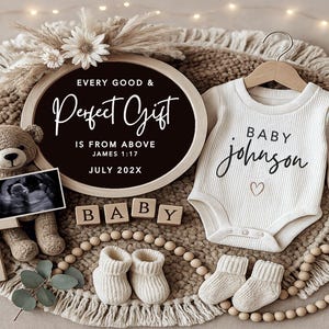 Puede incluir: Anuncio de bebé con un body blanco con la inscripción "Baby Johnson", un osito de peluche con una imagen de ultrasonido y bloques de madera que deletrean "BABY". Un letrero circular dice "Every Good & Perfect Gift".