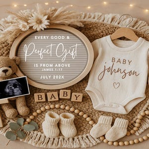 Puede incluir: Anuncio de bebé en tonos neutros con un osito de peluche, una ecografía y un body personalizado con el nombre "Johnson" y un corazón. El anuncio incluye el texto "EVERY GOOD & Perfect Gift IS FROM ABOVE JAMES 1:17 JULY 202X".