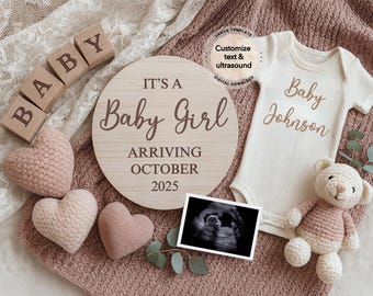 Könnte beinhalten: Eine Baby-Ankündigungsszene mit Holzblöcken mit der Aufschrift "BABY", einem runden Holzschild mit der Aufschrift "It's a Baby Girl Arriving October 2025" und einem Baby-Body mit dem Namen "Johnson". Enthält ein Ultraschallbild und einen Teddybären.